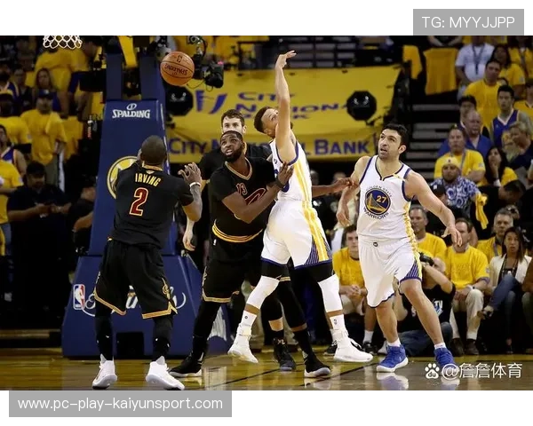 NBA勇士切入分球打开空间的进攻艺术